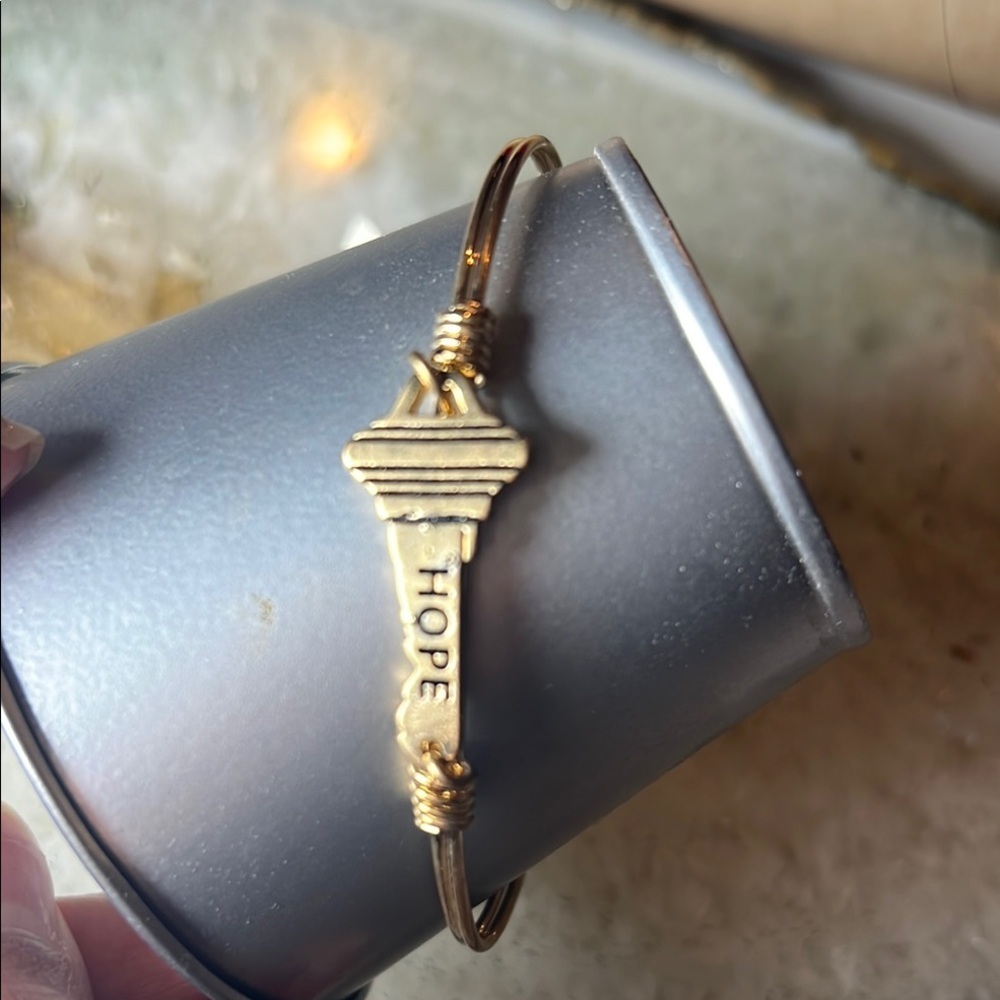 NWT Clover Gold Key Bracelet with HOPE Inscription bangle Stackable - Picture 2 of 9